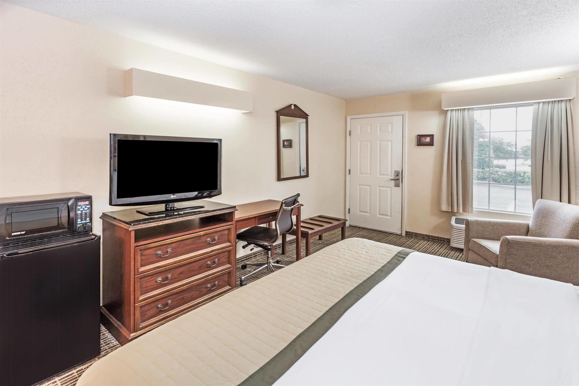 Baymont By Wyndham Valdosta At Valdosta Mall Extérieur photo